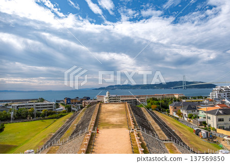 從兵庫縣神戶市五色塚墓可欣賞到明石海峽和前原地區的壯麗全景。 從兵庫縣神戶市五色塚墓可欣賞到明石海峽和前原地區的壯麗全景。 137569850