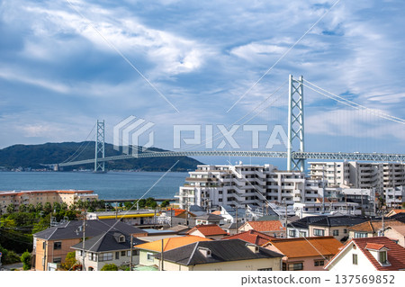 The Akashi Kaikyo Bridge and Awaji Island seen from a quiet residential area in Tarumi Ward, Kobe City, Hyogo Prefecture The Akashi Kaikyo Bridge and Awaji Island seen from a quiet residential area in Tarumi Ward, Kobe City, Hyogo Prefecture 137569852