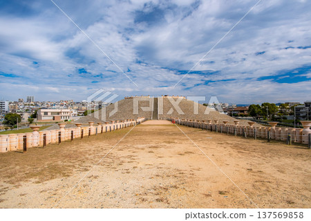 在兵庫縣神戶市，埴輪（陶俑）排列在巨大的鑰匙孔形墓塚「五色塚古堀」旁。 137569858
