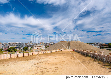 Haniwa (clay figures) lined up next to the huge keyhole-shaped burial mound "Goshikizuka Kofun" in Kobe, Hyogo Prefecture 137569862