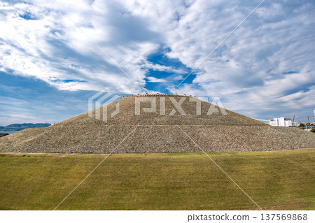 五色塚古堀，兵庫縣神戶市一座巨大的鑰匙孔形墓葬。 137569868