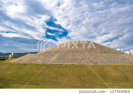 五色塚古堀，兵庫縣神戶市一座巨大的鑰匙孔形墓葬。 137569869