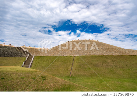 五色塚古堀，兵庫縣神戶市一座巨大的鑰匙孔形墓葬。 137569870