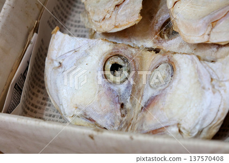 鹽乾魚(火腿)在香港西部的德助道出售。它類似於草屋,味道鮮美。以前很便宜,但現在很貴 鹽乾魚(火腿)在香港西部的德助道出售。它類似於草屋,味道鮮美。以前很便宜,但現在很貴 137570408