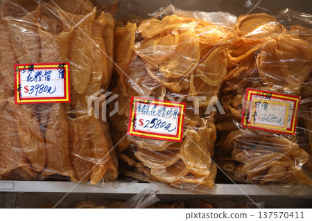 香港德輔道一家乾魚店出售的魚鰾。很貴很貴的中國菜叫“魚膽” 137570411