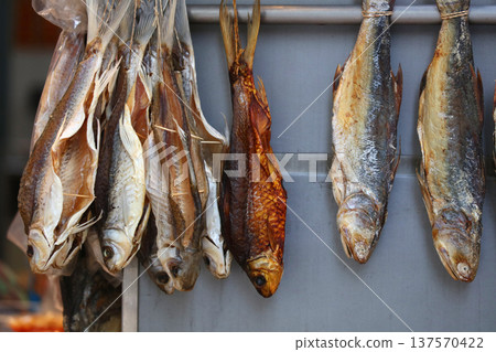 鹽乾魚(火腿)在香港西部的德助道出售。它類似於草屋,味道鮮美。以前很便宜,但現在很貴 鹽乾魚(火腿)在香港西部的德助道出售。它類似於草屋,味道鮮美。以前很便宜,但現在很貴 137570422