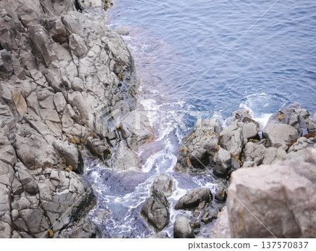 The sea seen from among the rocks 137570837