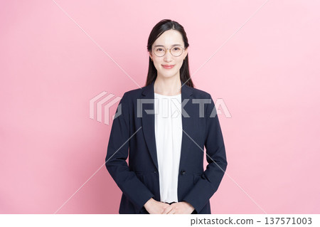 微笑的女商人(粉紅背景,春天) 微笑的女商人(粉紅背景,春天) 137571003