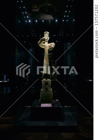 Sanxingdui Bronze Standing Figure, Ancient Shu Kingdom Priest Statue, Sichuan China Sanxingdui Bronze Standing Figure, Ancient Shu Kingdom Priest Statue, Sichuan China 137571202