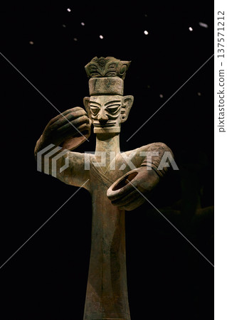 Sanxingdui Bronze Standing Figure, Ancient Shu Kingdom Priest Statue, Sichuan China Sanxingdui Bronze Standing Figure, Ancient Shu Kingdom Priest Statue, Sichuan China 137571212