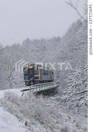 幸海線紀波200系列車在雪中駛過縣界鐵路橋 幸海線紀波200系列車在雪中駛過縣界鐵路橋 137571645