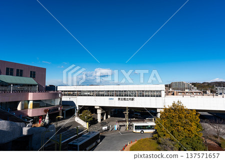 京王堀之內站和藍天，堀之內，八王子市，東京 137571657