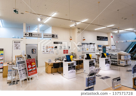 在東京八王子市別所的Nitori Tama New Town店二樓服務台購物 在東京八王子市別所的Nitori Tama New Town店二樓服務台購物 137571728