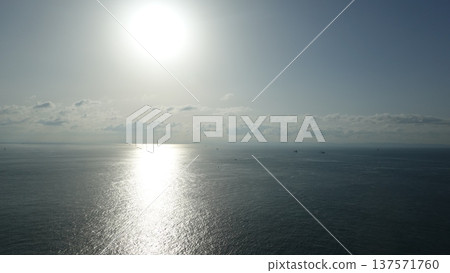 The sun reflecting on the sea 137571760