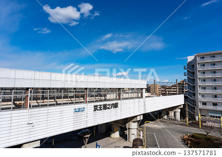 京王堀之內站和藍天，堀之內，八王子市，東京 137571781