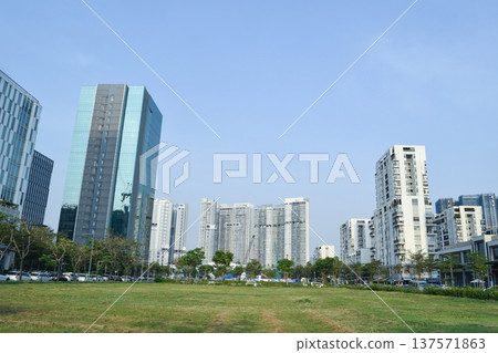 胡志明市第七郡富美興的街道,這是一個高檔住宅區 胡志明市第七郡富美興的街道,這是一個高檔住宅區 137571863