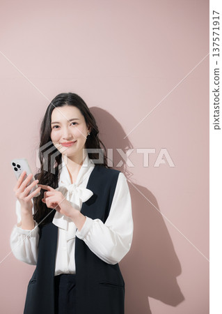 時尚商務長馬甲。點擊即可在智慧型手機上諮詢或申請。 137571917