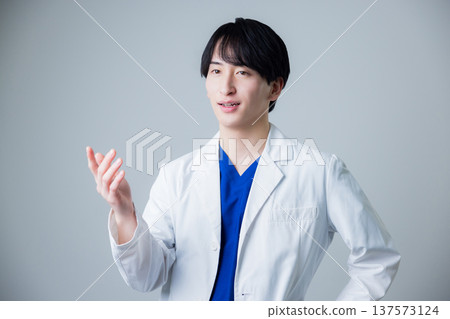 穿著白色衣服的一個年輕人 穿著白色衣服的一個年輕人 137573124