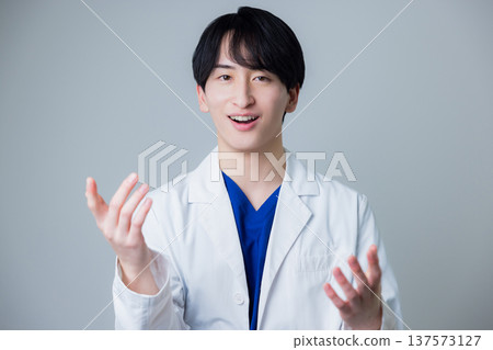 穿著白色衣服的一個年輕人 137573127