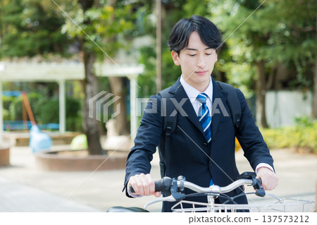 商人推著自行車走路 137573212