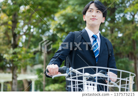 Businessman walking while pushing a bicycle Businessman walking while pushing a bicycle 137573215