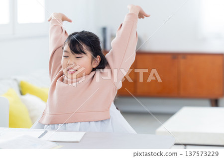 在家學習的小學生女孩 137573229