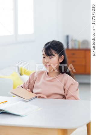 在家學習的小學生女孩 137573230