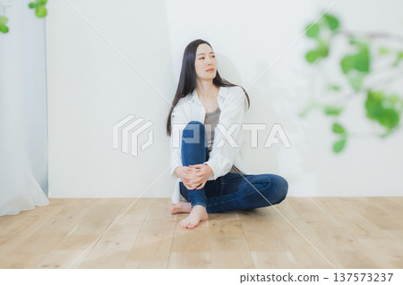 一個穿白襯衫的女人 一個穿白襯衫的女人 137573237