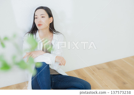 一個穿白襯衫的女人 137573238