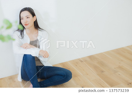 一個穿白襯衫的女人 137573239