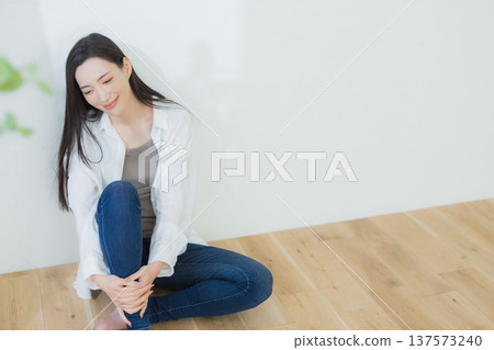 一個穿白襯衫的女人 137573240
