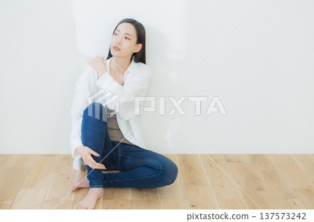 A woman with a white shirt 137573242
