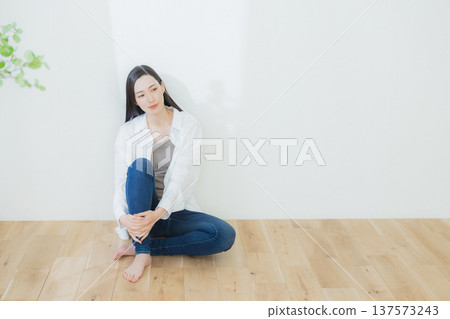 一個穿白襯衫的女人 137573243