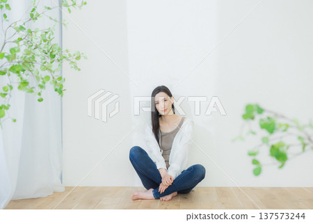 一個穿白襯衫的女人 137573244