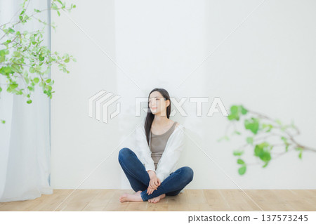 一個穿白襯衫的女人 137573245