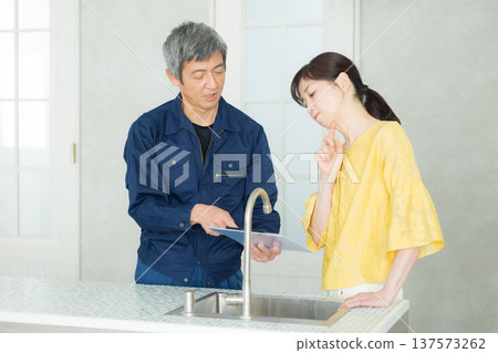 一位身穿工作服的男子正在講解管道系統相關知識。 一位身穿工作服的男子正在講解管道系統相關知識。 137573262