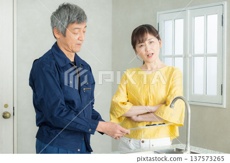 一位身穿工作服的男子正在講解管道系統相關知識。 137573265