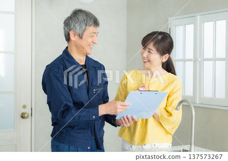 一位身穿工作服的男子正在講解管道系統相關知識。 一位身穿工作服的男子正在講解管道系統相關知識。 137573267