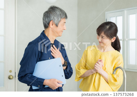 一位身穿工作服的男子正在講解管道系統相關知識。 137573268