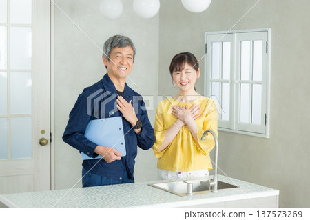 一位身穿工作服的男子正在講解管道系統相關知識。 137573269