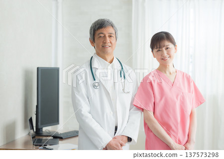 Doctors and nurses 137573298