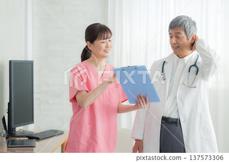 Doctors and nurses Doctors and nurses 137573306