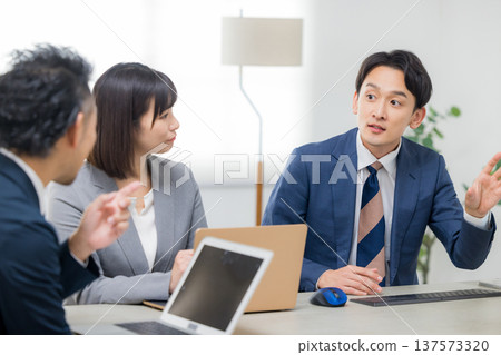 開會的商人 開會的商人 137573320