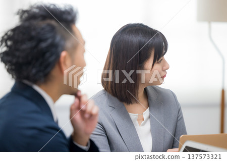 開會的商人 137573321