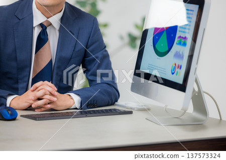 開會的商人 開會的商人 137573324