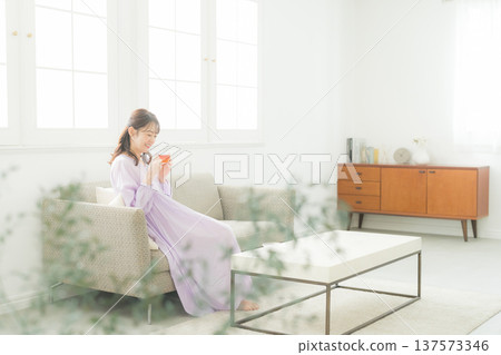 女人在客廳裡喝茶 137573346