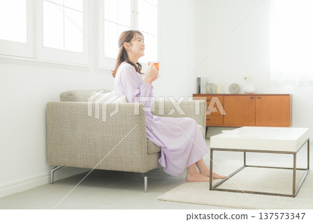 Woman drinking tea in the living room 137573347