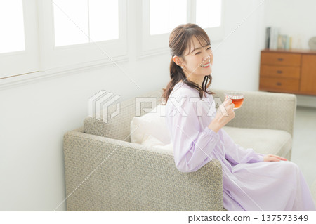 Woman drinking tea in the living room 137573349
