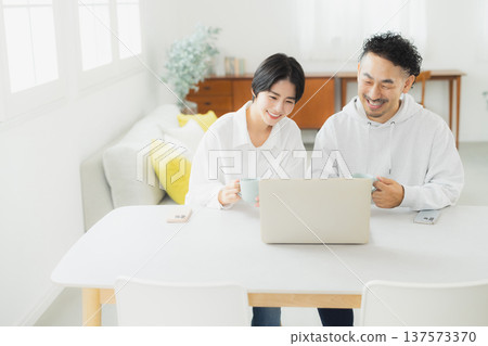 在家看計算機的婦女 137573370