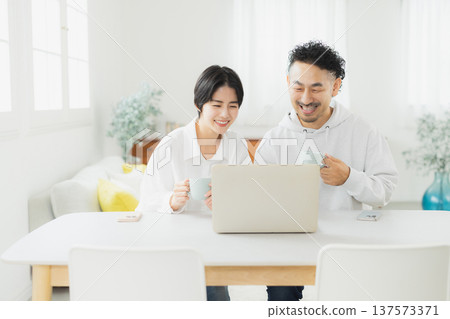 在家看計算機的婦女 137573371